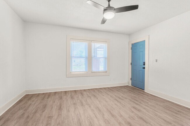 Building Photo - One Bedroom Boutique Apartment in the Plaza