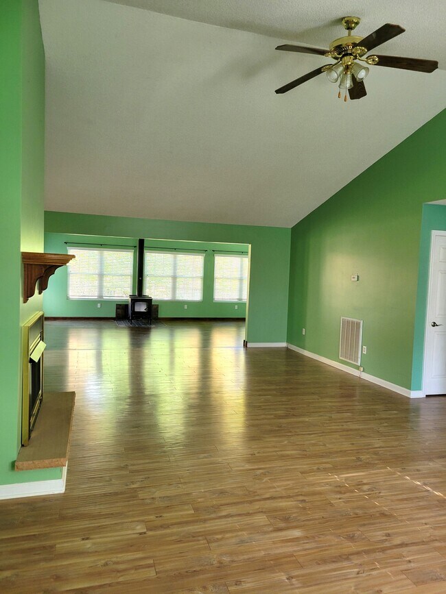 Building Photo - 71 Crest Cir