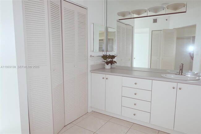 Building Photo - 20515 E Country Club Dr