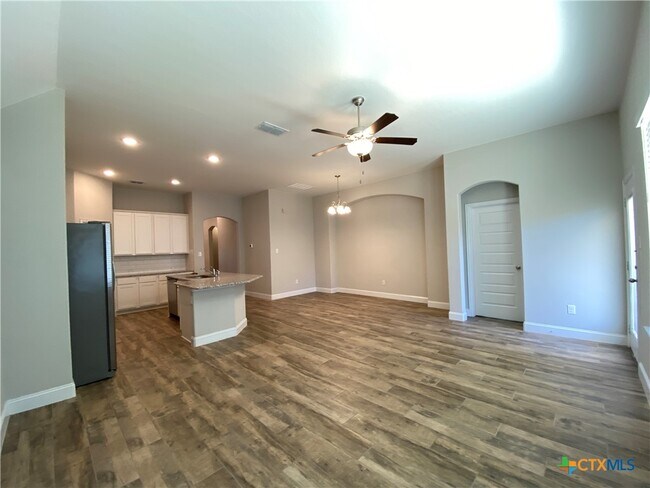 Building Photo - 1331 Hillsong St