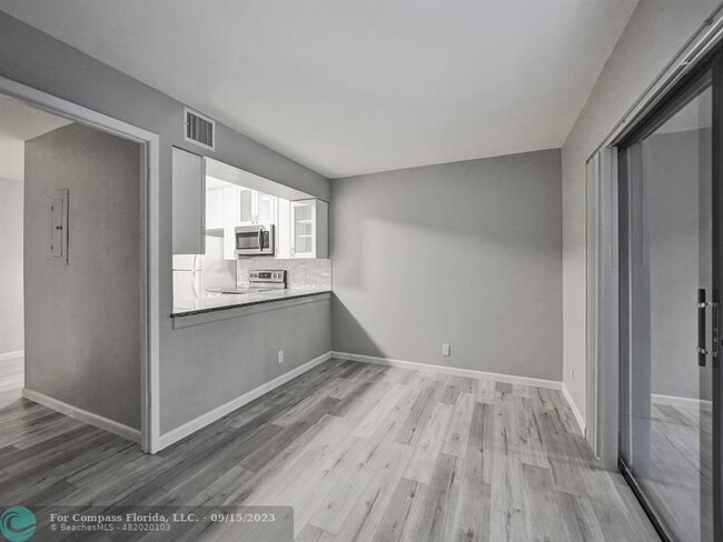 Building Photo - 9845 Riverside Dr