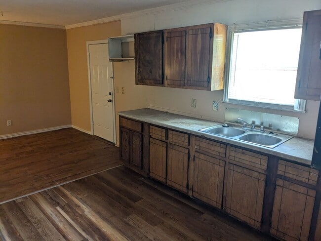 Building Photo - 3 Bed 1 Bath with fenced yard, laundry roo...