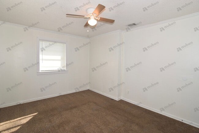 Building Photo - 2 Bedroom Duplex For Lease