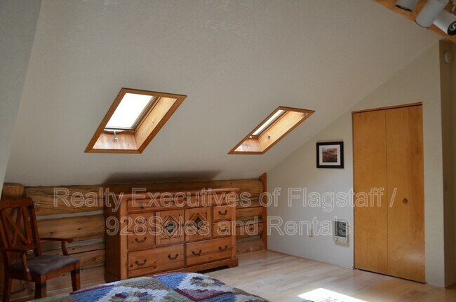 Building Photo - 1500 E Iris Trail