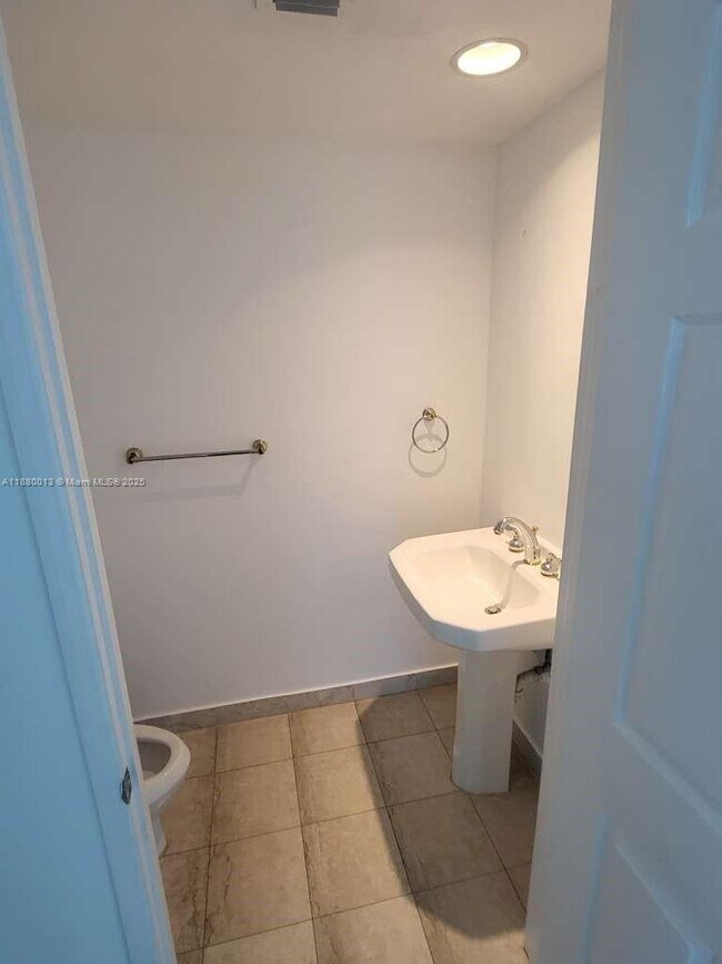 Building Photo - 3370 Hidden Bay Dr