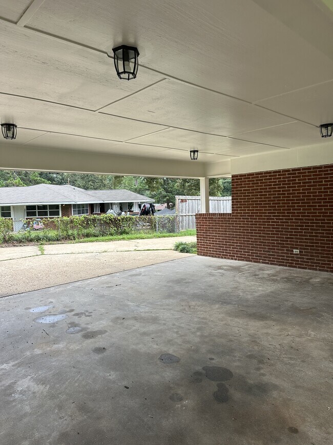 Building Photo - 511 Pinehill Rd
