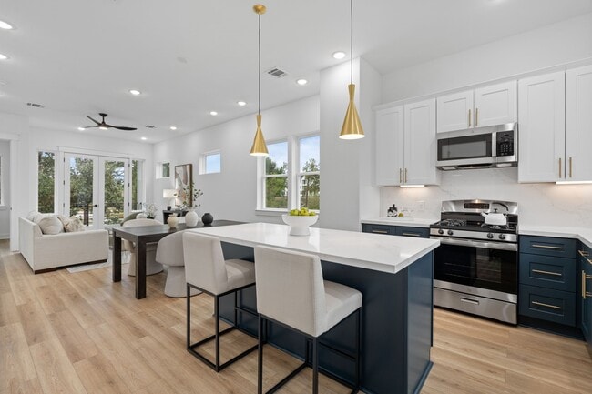 Building Photo - 717 Janisch Rd