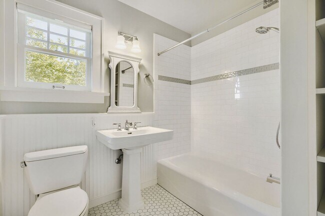Building Photo - Capitol Hill View Home
