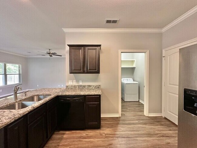 Building Photo - Available Now! 3 Bed 2 Bath in Flint!