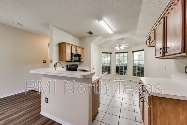 Building Photo - 8101 Hyde Park Dr