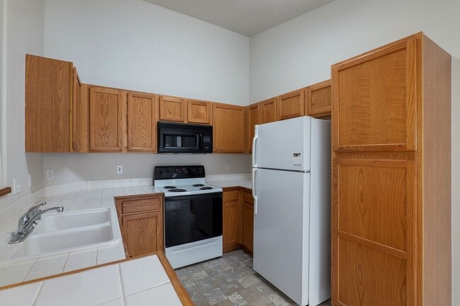 Building Photo - 2 bed, close to Ft Carson. Top Floor unit, Available now