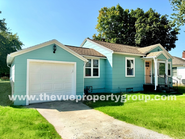 Building Photo - MOVE IN SPECIAL! Move in this November and...