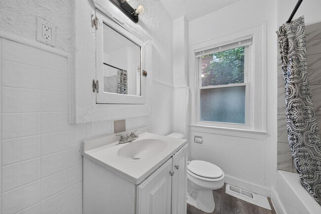 Building Photo - 2025 Calvert Ave