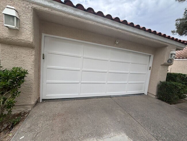 Building Photo - Beautiful 3 bed 2.5 bath townhouse in Spanish Trails!