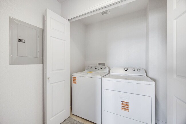 Building Photo - 2 bed/ 2.5 bath duplex in established neighborhood with corner lot