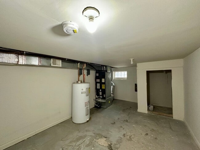 Building Photo - Charming 2 Bedroom/1.5 Bathroom Townhome in Washington Village-Pigtown!