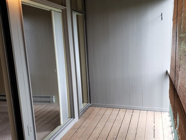 Building Photo - 1 Bedroom Townhome in Desirable Sixty-01 D...