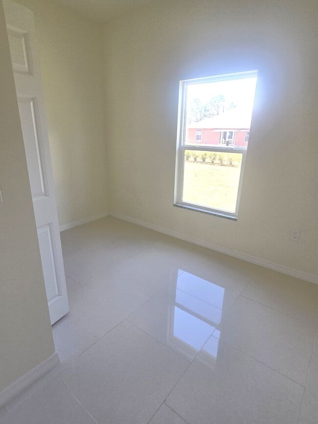 Building Photo - Must SEE- 3/2/1 single family home- South Lehigh Acres