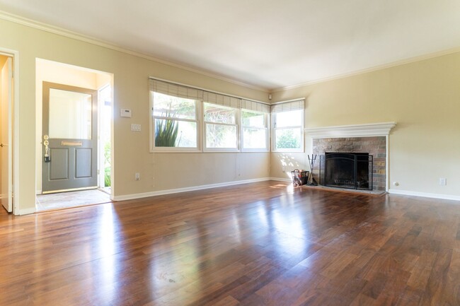 Building Photo - Beautiful 3b2b Home with Private Fenced Ya...