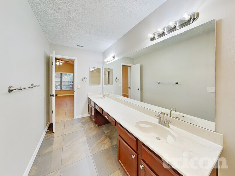 Building Photo - 419 E Springtree Way