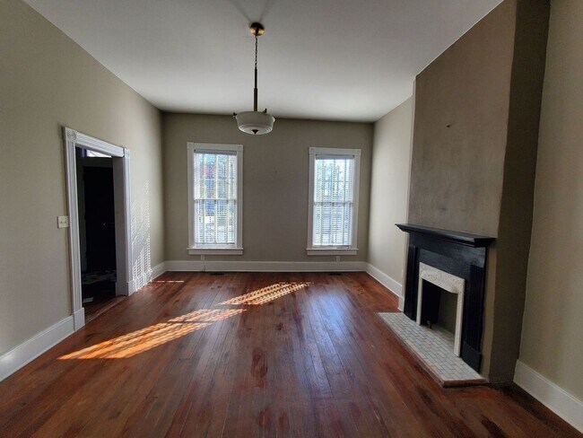Building Photo - Historic Townhome !!