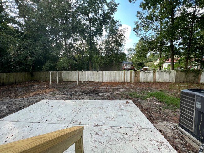 Building Photo - Cute 3 Bed 2 Bath!