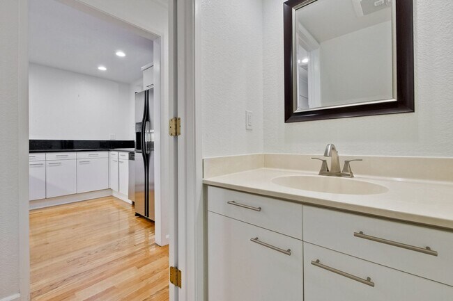 Building Photo - 2-Suite Townhome in Whisman Station Area | Easy Access to 101/237/85