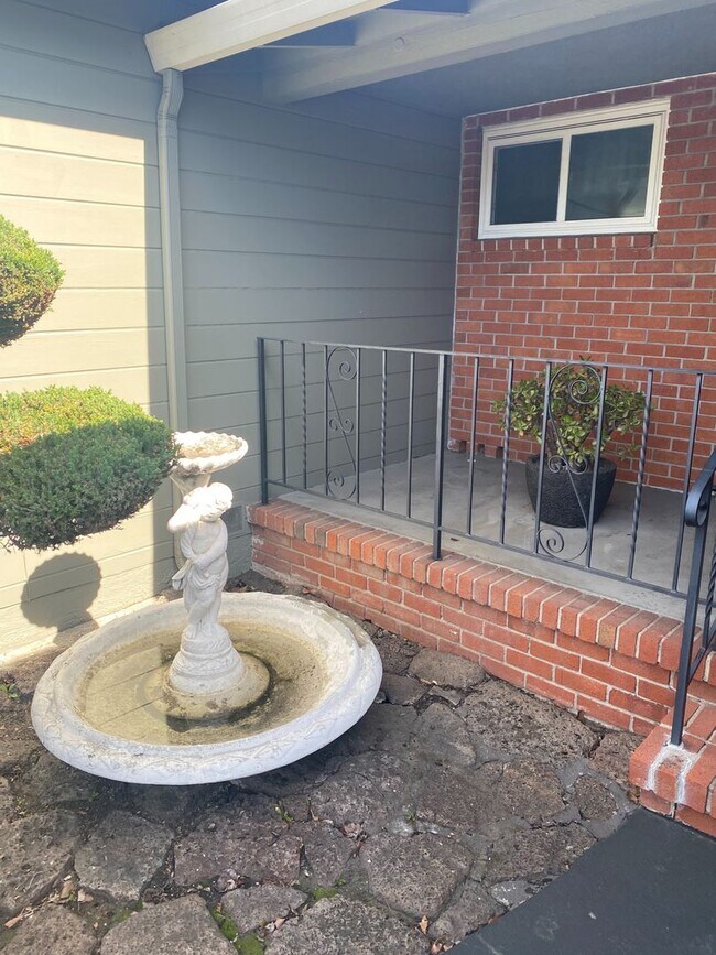 Building Photo - Immaculate shape 3 bedroom 2.5 bath home in San Leandro