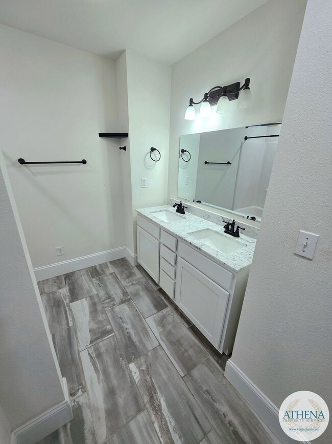 Building Photo - 1 Bedroom / 1 Bath Apartment Located on Broadway Street