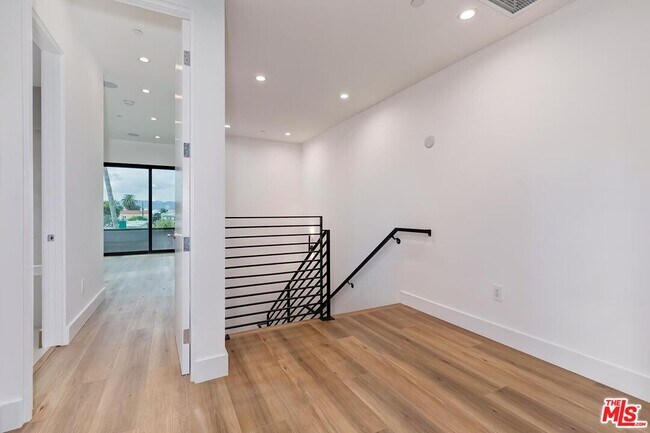 Building Photo - 1436 Edgecliffe Dr