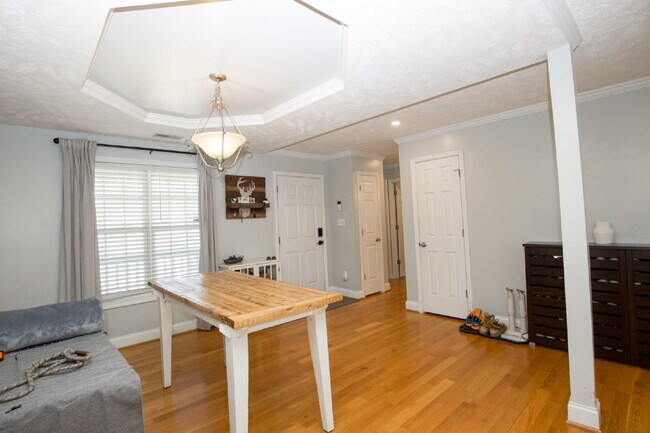 Building Photo - 355 Hogart St