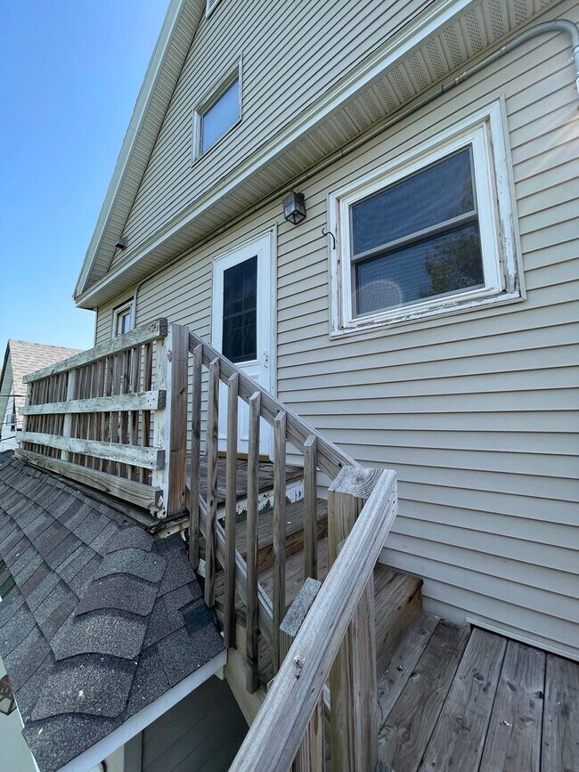 Building Photo - 2315 Oakes Ave