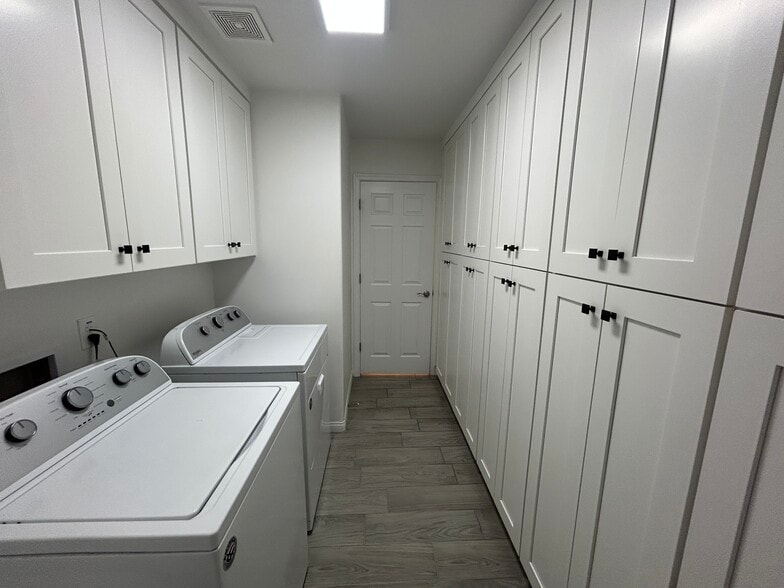 Building Photo - 9208 W Coolidge St