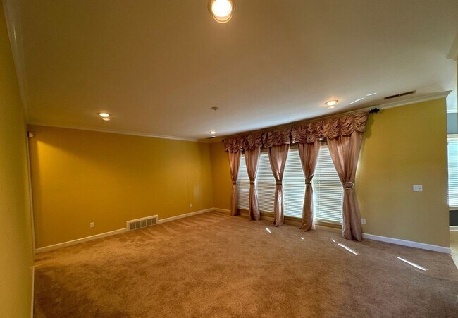 Building Photo - 10135 Ridgewood Oak Dr