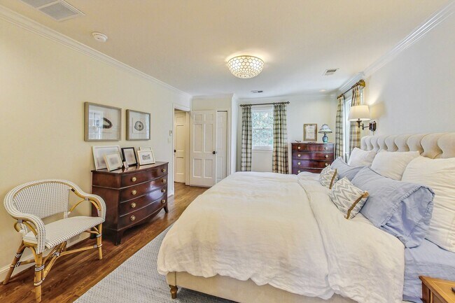 Building Photo - COMING SOON - Stunning 4 bed + 2 full & 2 1/2 bath Classic in NW DC