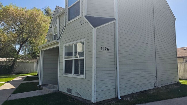 Building Photo - 1126 S Fern St
