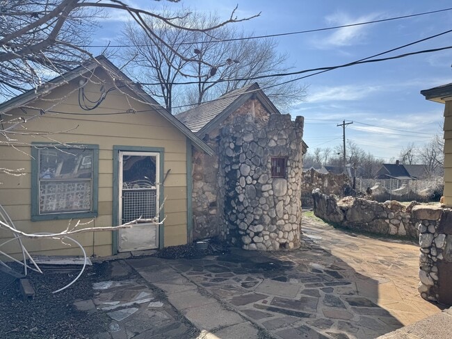 Building Photo - 624 N Wentz St