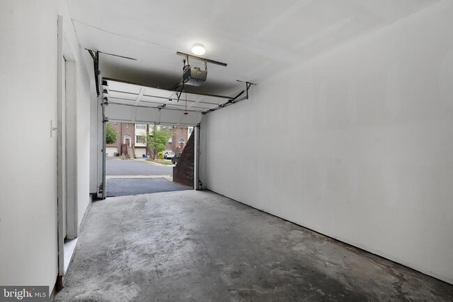 Building Photo - 6633 Westbury Oaks Ct