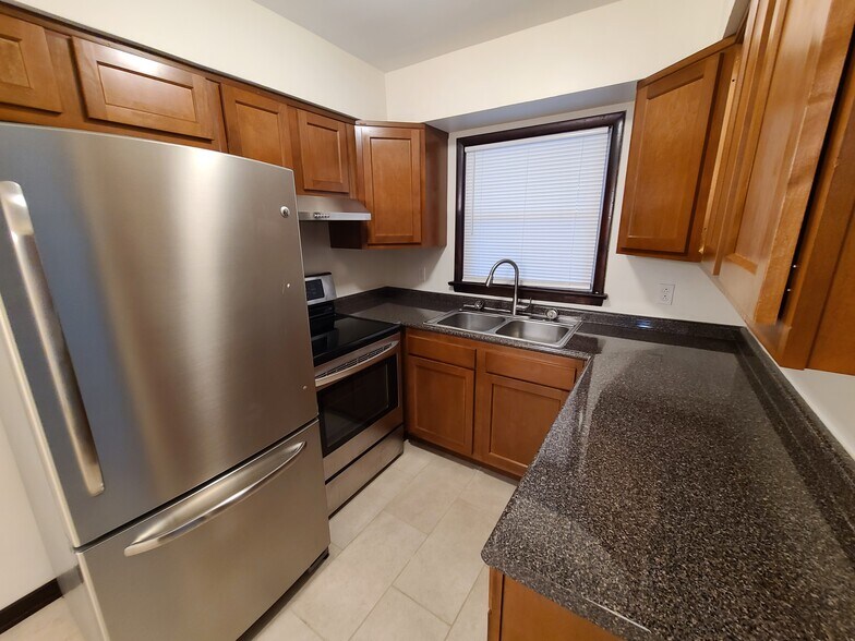 Kitchen - 305 Woodview Ave