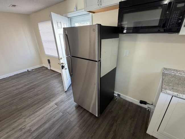 Building Photo - 3 Bedroom House - Large Storage Building a...