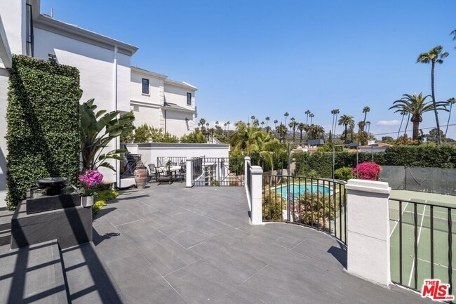 Building Photo - 910 N Crescent Dr