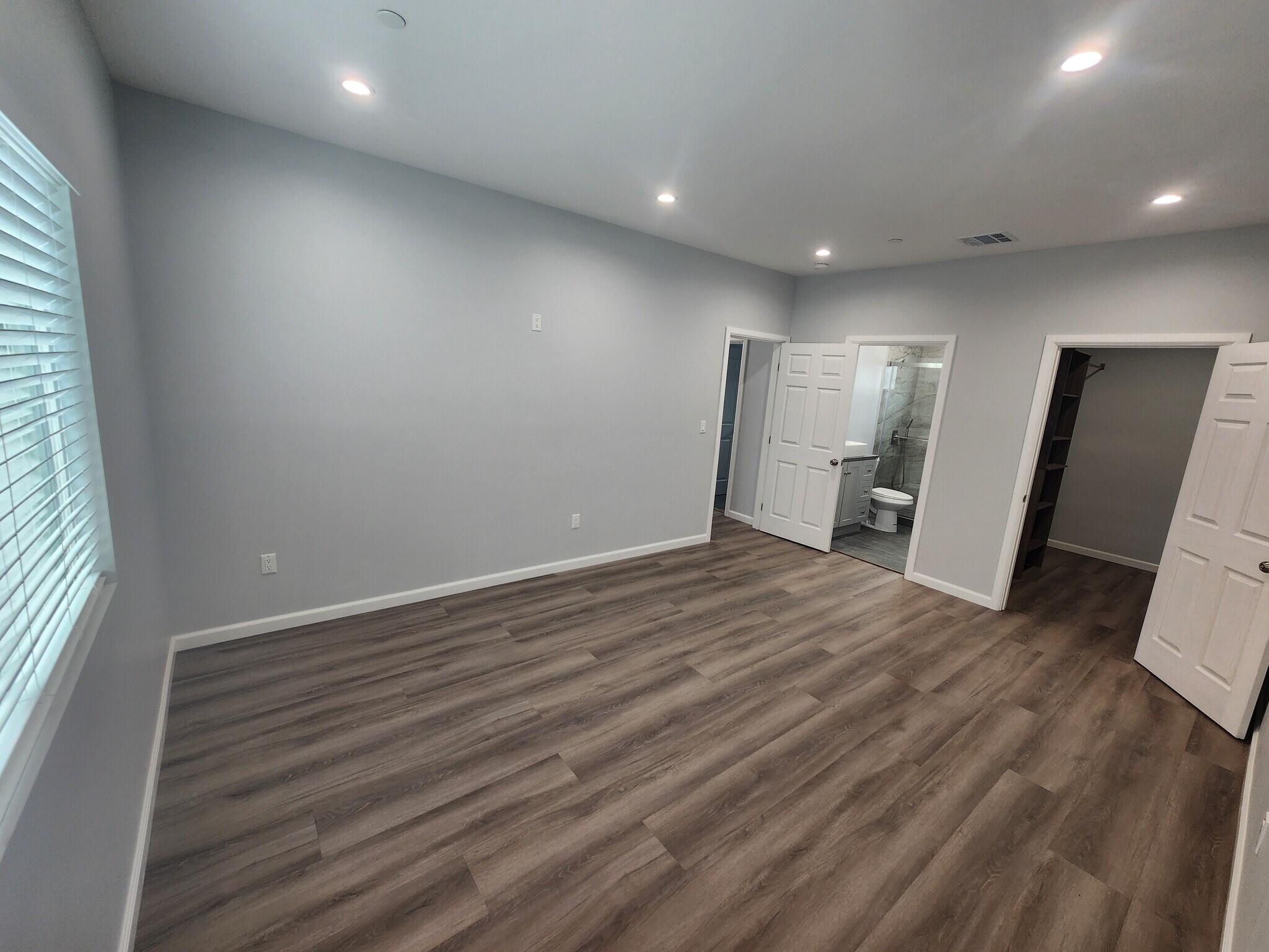 Building Photo - 15524 Tupper St