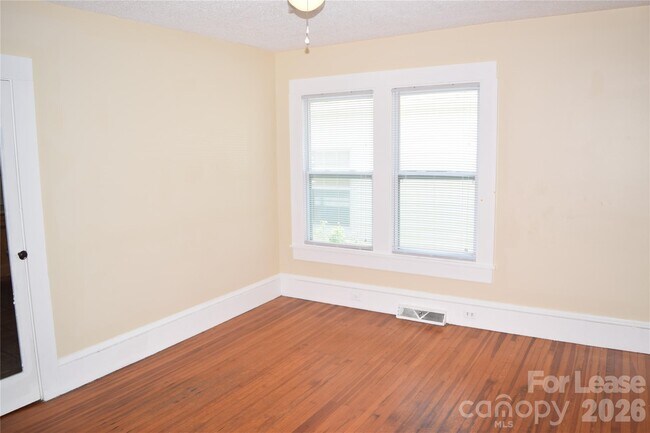 Building Photo - 223 Maple St