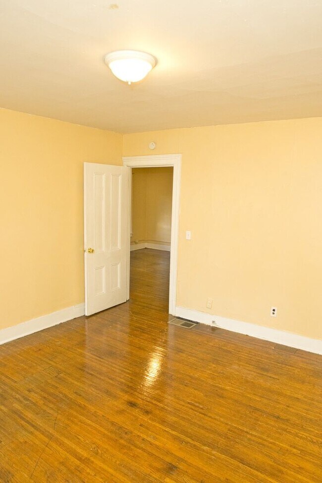 Building Photo - 865-869 Clifford