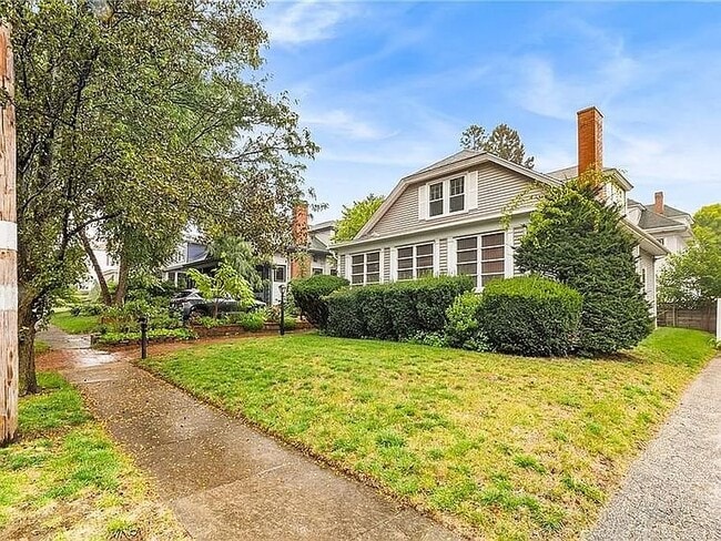 Building Photo - 29 Roslyn Ave