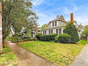 Building Photo - 29 Roslyn Ave