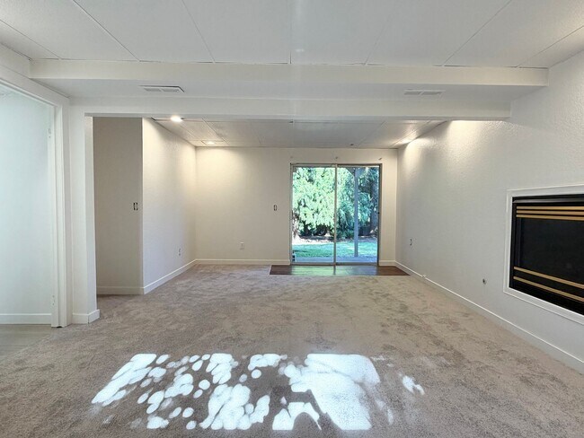 Building Photo - Fully updated 4 bedroom Federal Way home