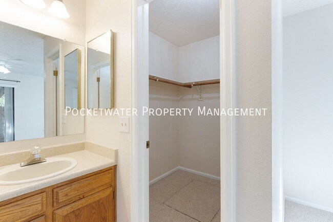 Building Photo - 6225 Willow Ln