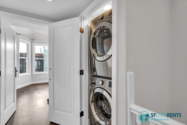 Building Photo - Russian Hill: Remodeled Top Floor Flat w/ In-Unit W/D, A/C, Private Roof Deck & Garage Parking w/...