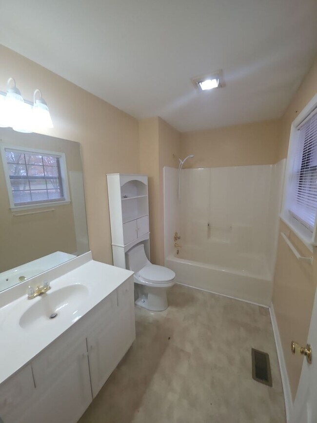 Building Photo - Charming Single-Level 3 Bedroom Home with Large Back Porch and 2-Car Garage